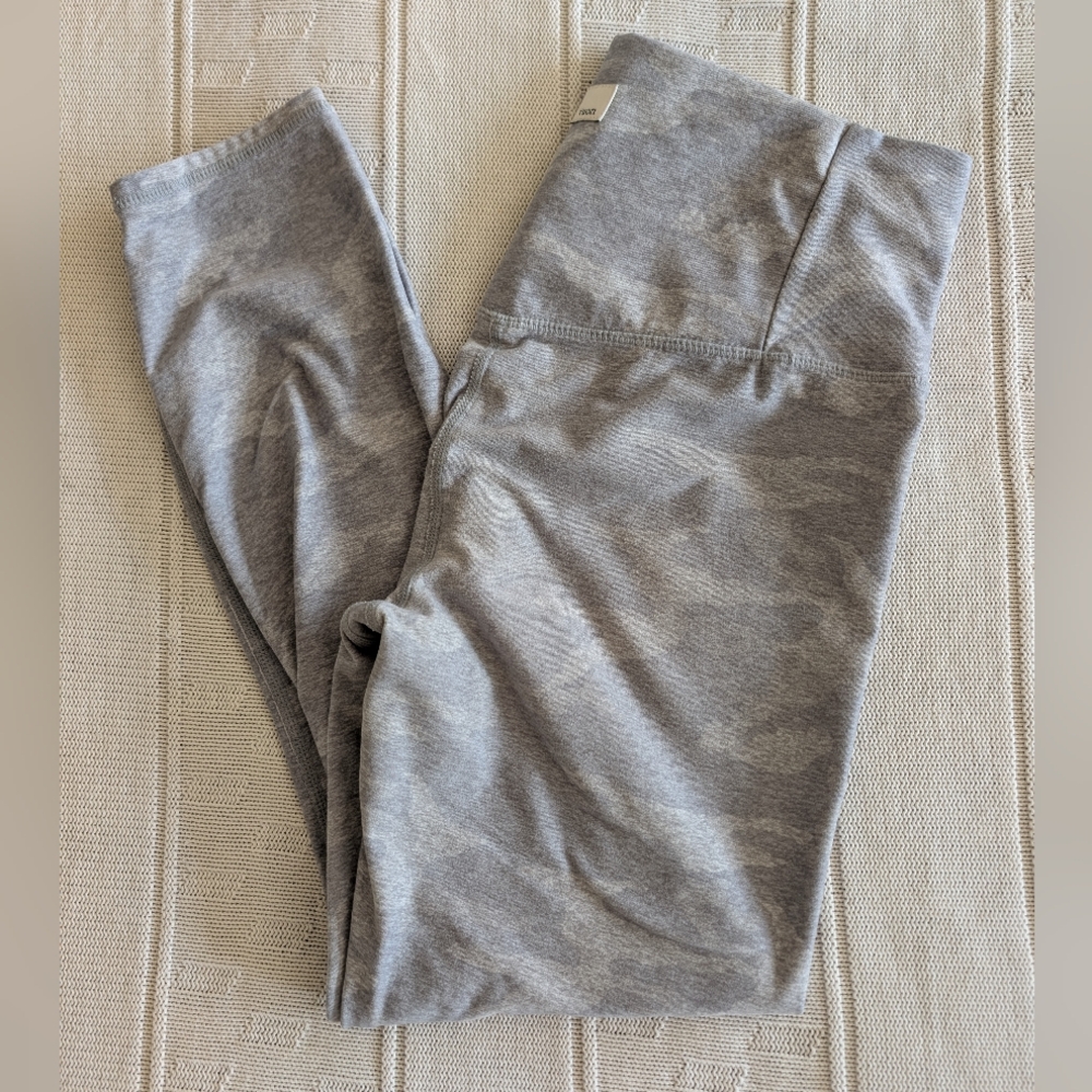 Vuori Clean Elevation Camo Legging Cropped Medium